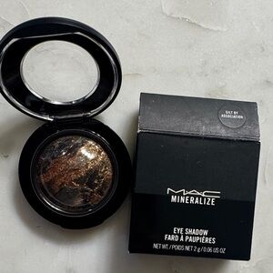 MAC Cosmetics Mineralize Eyeshadow — Brown & Gold Veining (Gilt by Association)